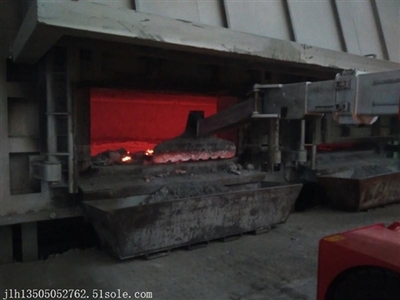 伸缩臂式扒渣机与扒渣车在熔铝炉应用中的定制生产与招标要点